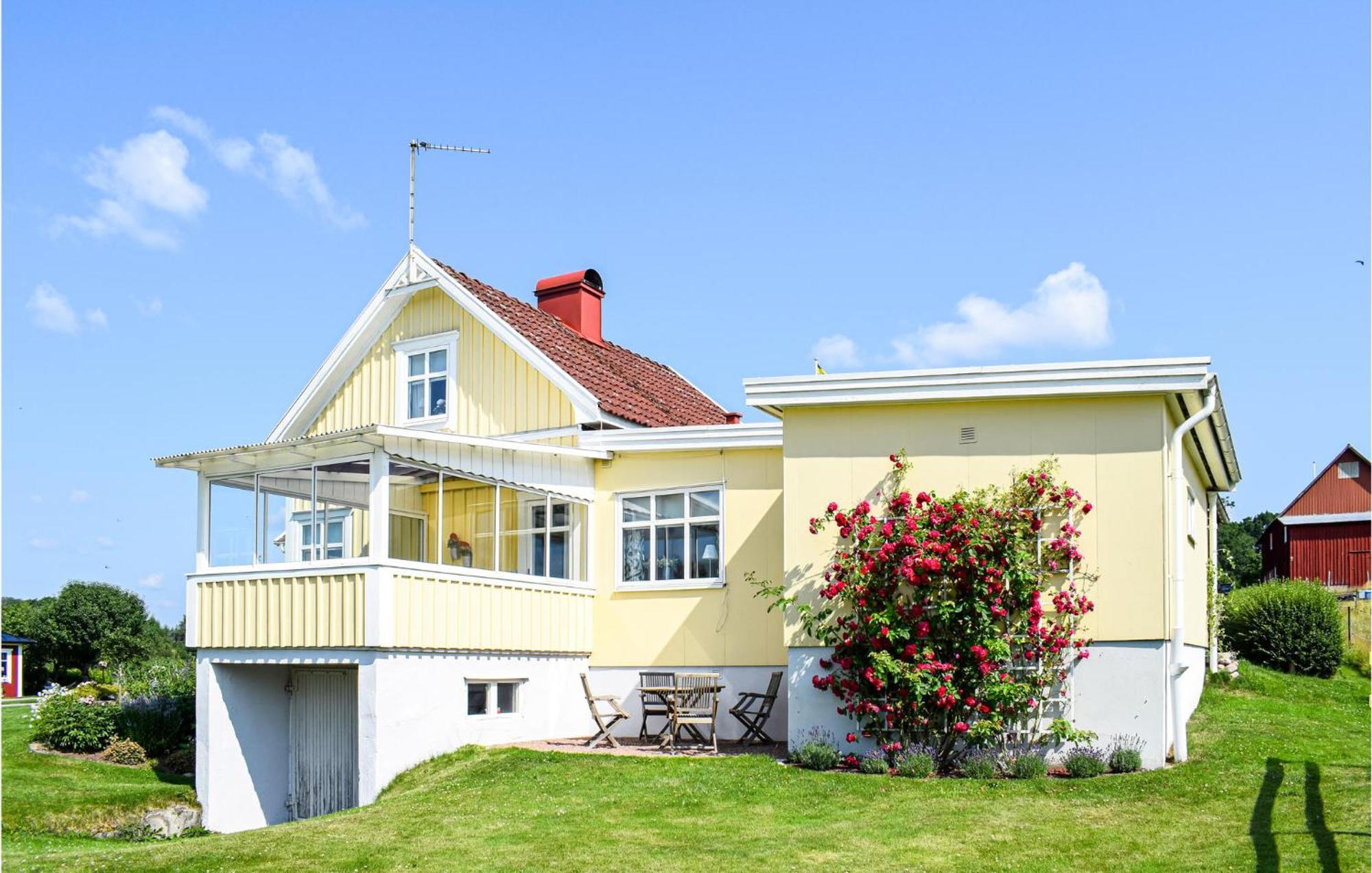 Amazing Home In Smalandsstenar With Wifi Atteras エクステリア 写真