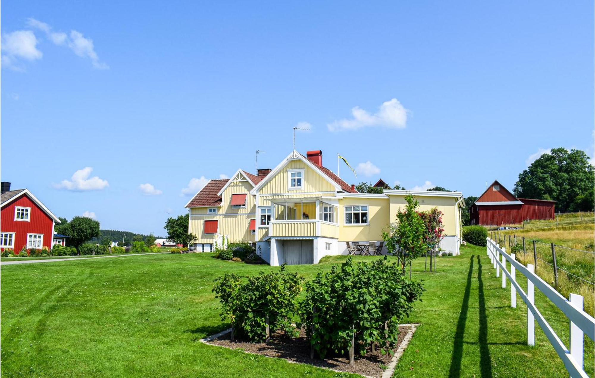 Amazing Home In Smalandsstenar With Wifi Atteras エクステリア 写真